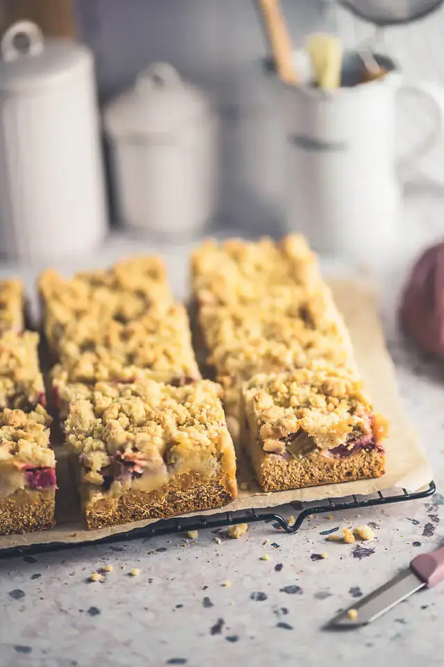 Rhabarber-Streuselkuchen vom Blech Rhabarber-Streuselkuchen vom Blech