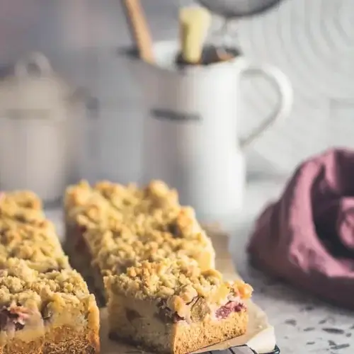 Rhabarber-Streuselkuchen vom Blech Rhabarber-Streuselkuchen vom Blech