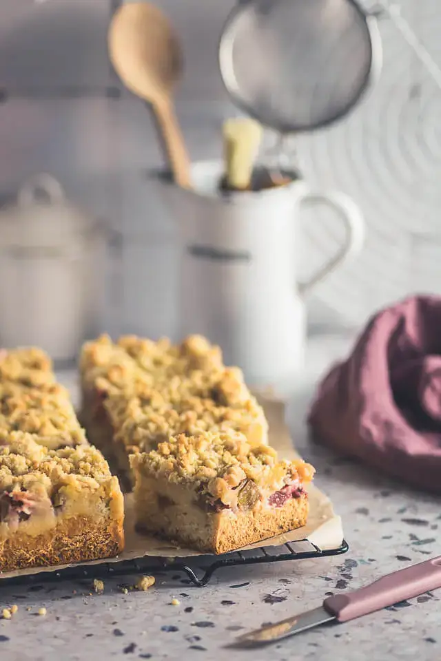 Rhabarber-Streuselkuchen vom Blech Rhabarber-Streuselkuchen vom Blech