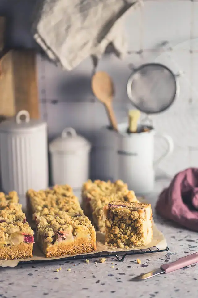 Rhabarber-Streuselkuchen vom Blech Rhabarber-Streuselkuchen vom Blech