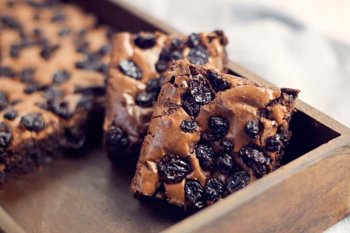 Schwedischer Brownie mit Früchten
