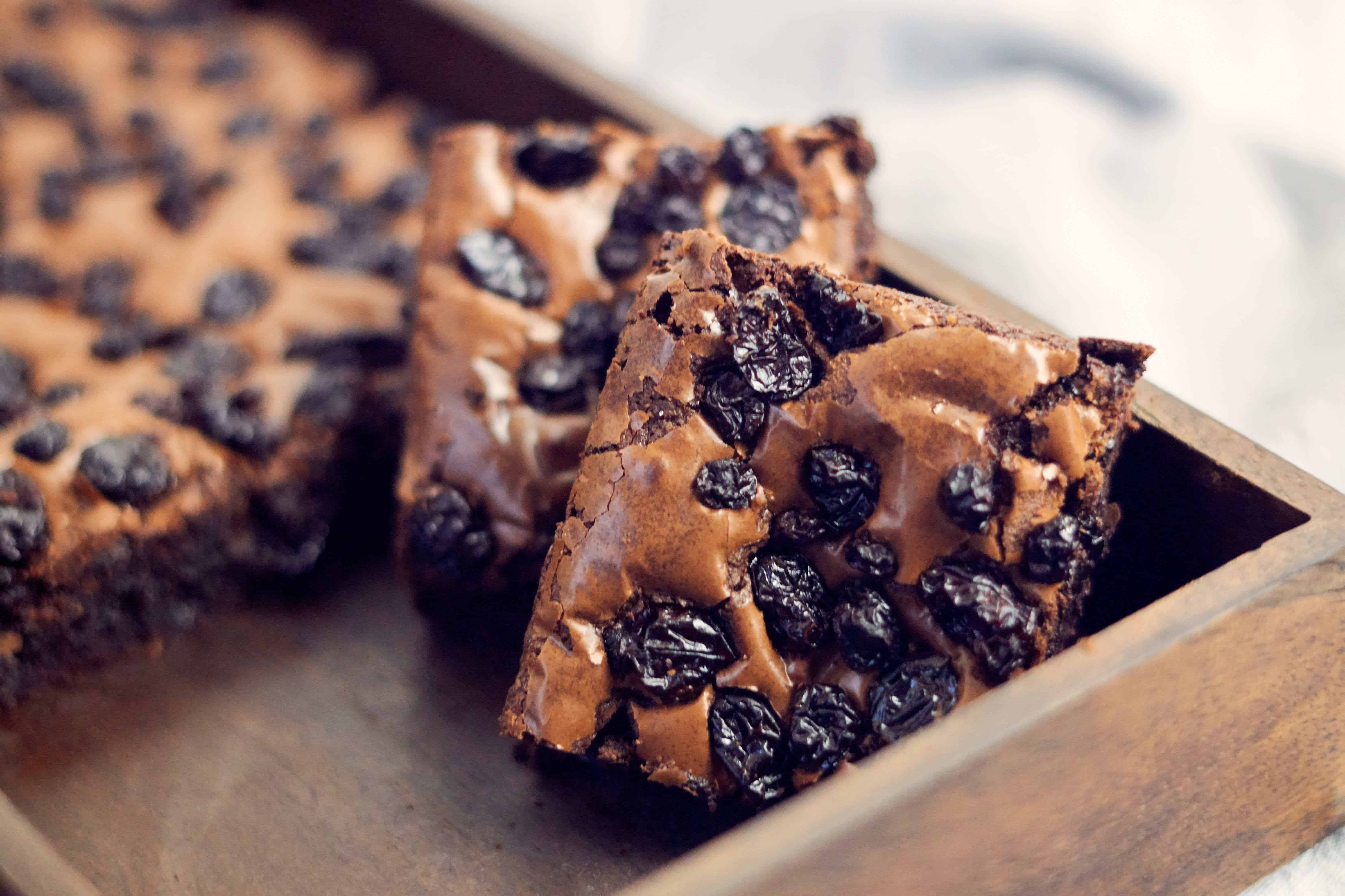 Schwedischer Brownie mit Früchten