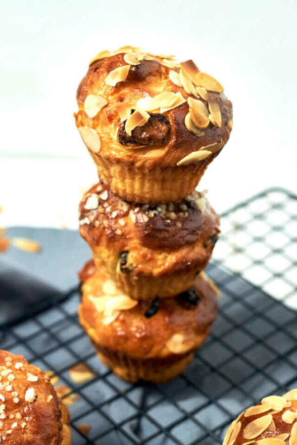 Fruchtige Frühstücksmuffins mit Quark-Hefeteig | linalsbackhimmel.de Fruchtige Frühstücksmuffins mit Quark-Hefeteig | linalsbackhimmel.de