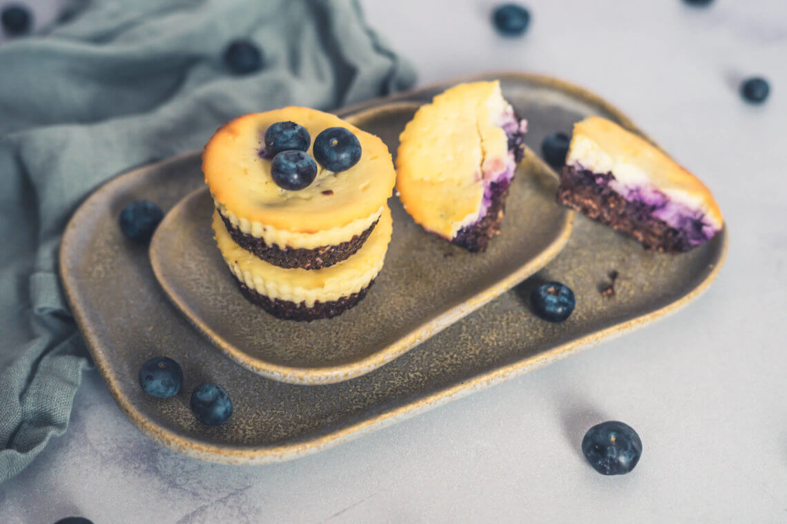 Low Carb Käsekuchen-Muffins mit Schokoboden