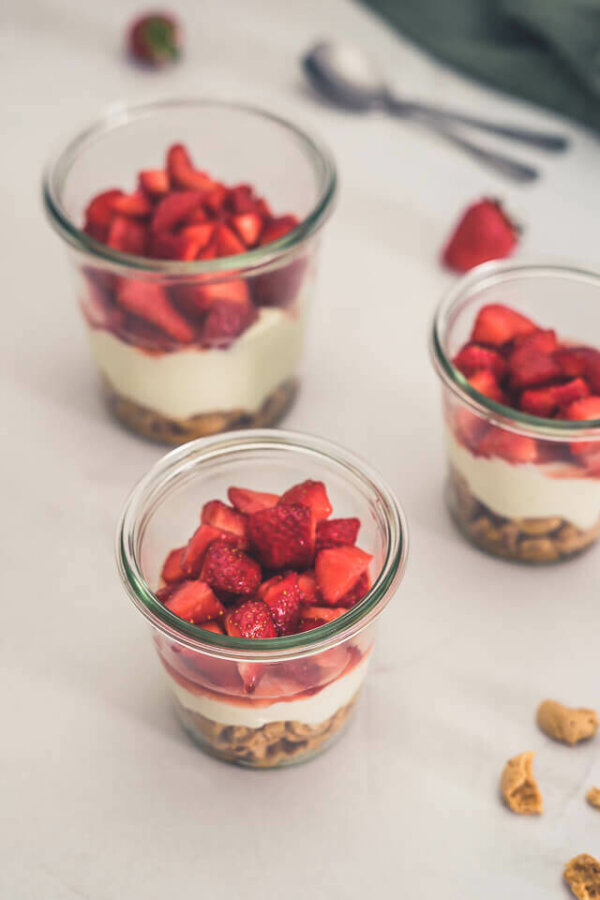 Erdbeer-Schichtdessert mit Amarettini | linalsbackhimmel.de