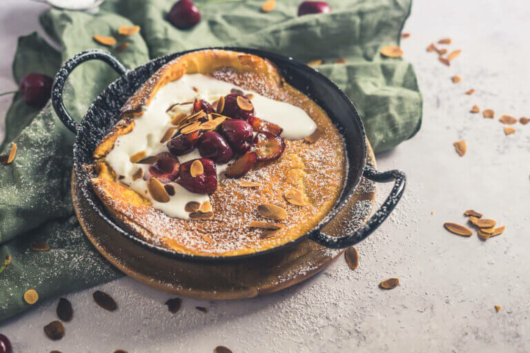 Dutch Baby mit gerösteten Kirschen und Amaretto-Schlagsahne