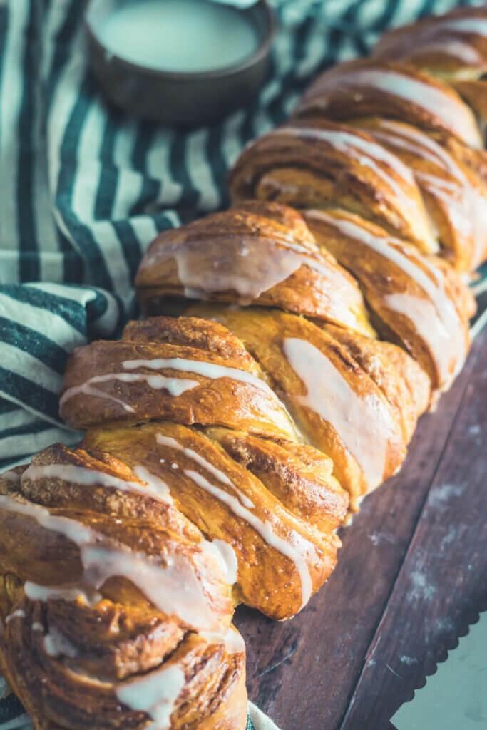 Hygge in der Küche: 10 gemütliche skandinavische Backrezepte zum Nachbacken Zimtschnecken-Hefezopf