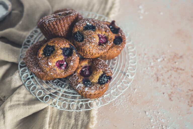 Sommerliche Friands mit Beeren