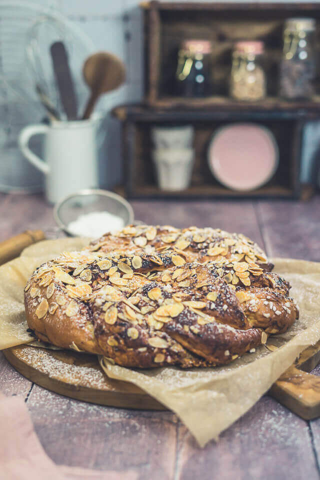 Gefüllter Hefekranz mit Himbeeren &amp; Mandeln | linalsbackhimmel.de