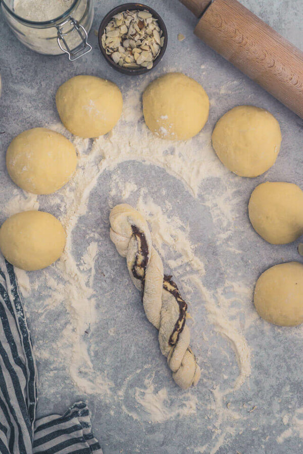 Babka - Hefezopf-Brötchen mit Nuss Nougat Creme und Haselnuss ...