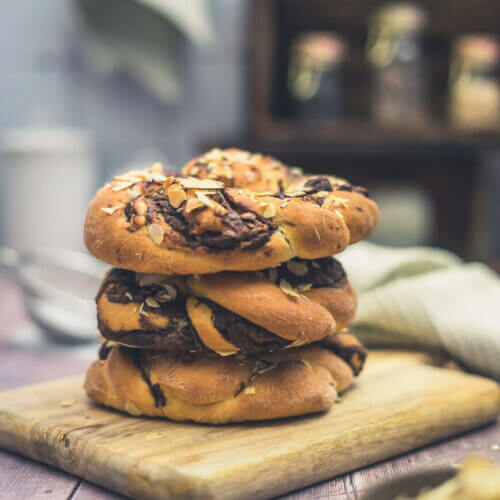 Babka - Hefezopf-Brötchen mit Nuss Nougat Creme und Haselnuss Babka - Hefezopf-Brötchen mit Nuss Nougat Creme und Haselnuss