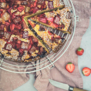 Erdbeer-Rhabarber-Joghurt-Kuchen