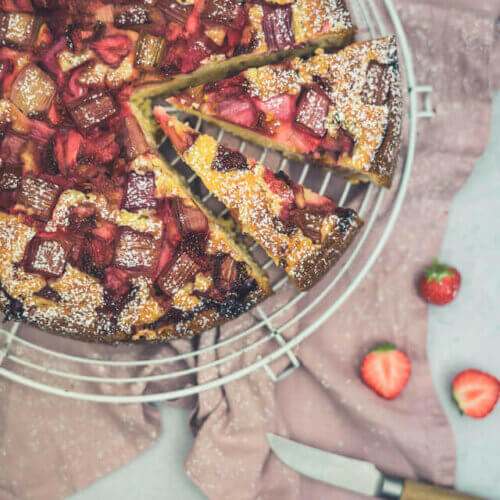 Erdbeer-Rhabarber-Joghurt-Kuchen