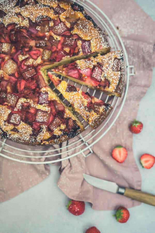 Erdbeer-Rhabarber-Joghurt-Kuchen | linalsbackhimmel.de