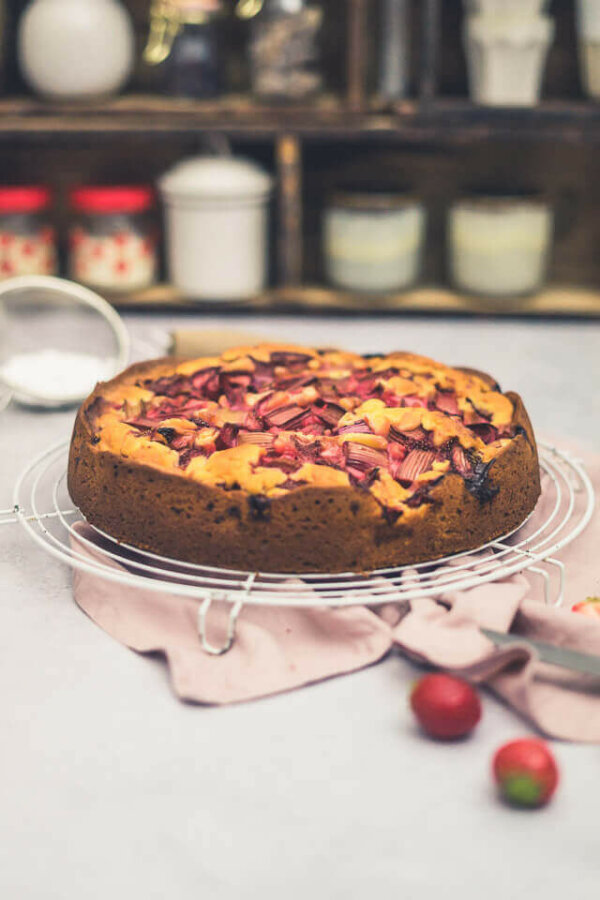 Erdbeer-Rhabarber-Joghurt-Kuchen | linalsbackhimmel.de