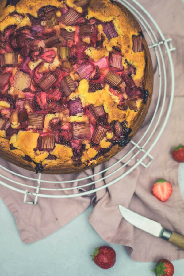 Erdbeer-Rhabarber-Joghurt-Kuchen | linalsbackhimmel.de