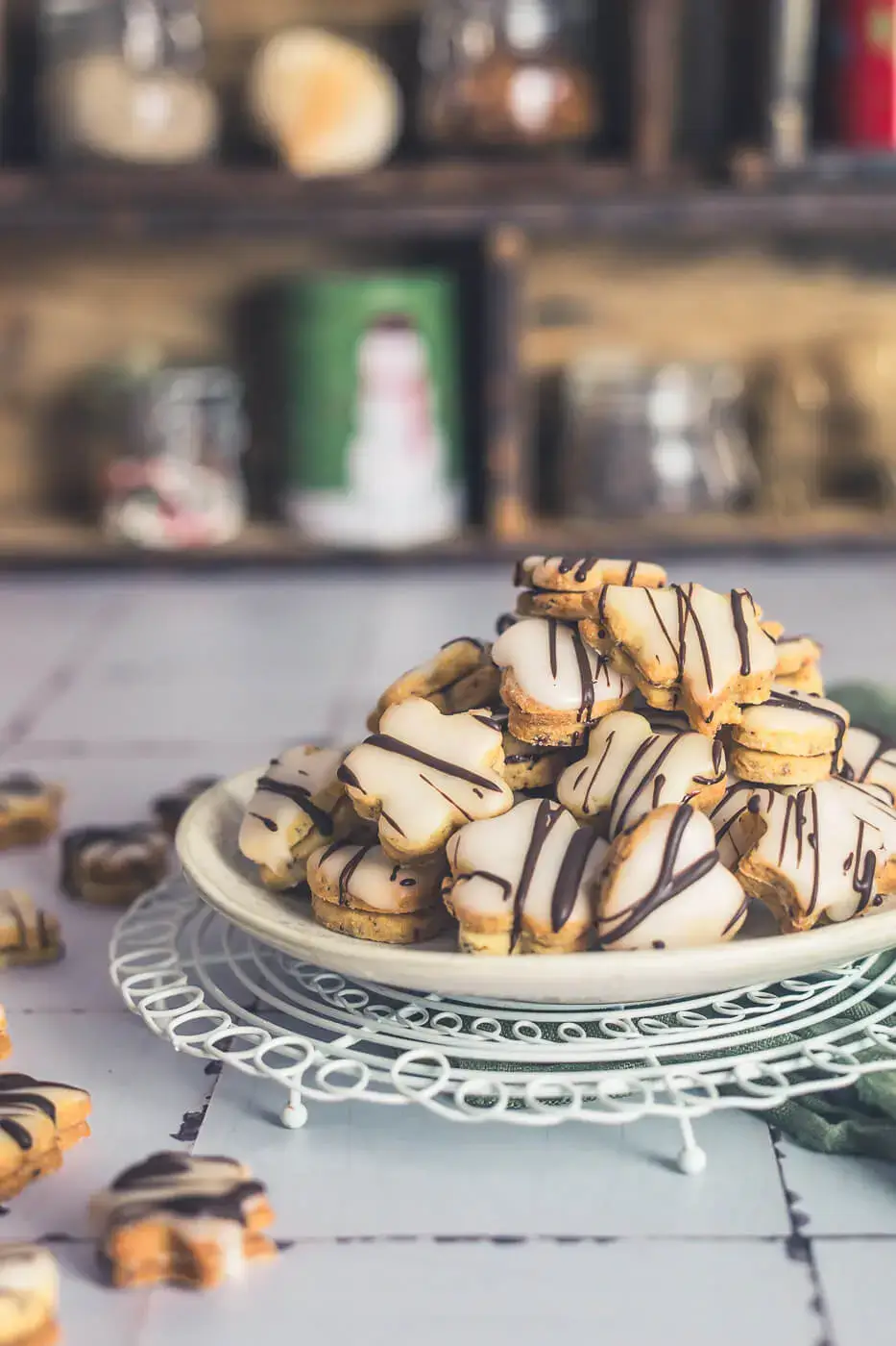 Die schönsten Weihnachtsplätzchen – einfache Rezepte für die Adventszeit Biniplätzchen - Kleine Ausstechplätzchen mit Marmelade