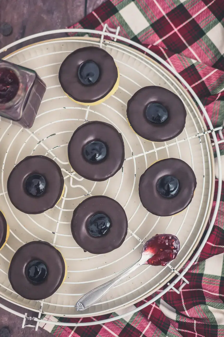 Die schönsten Weihnachtsplätzchen – einfache Rezepte für die Adventszeit Biniplätzchen - Kleine Ausstechplätzchen mit Marmelade
