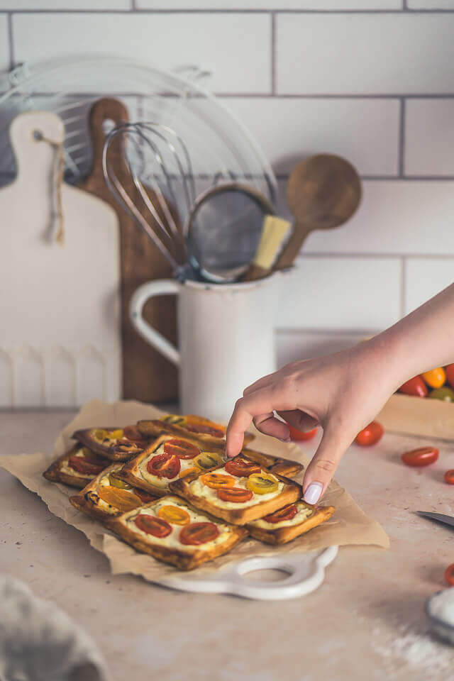 schnelle blaetterteig tartes mit tomaten linalsbackhimmel 17