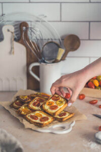 Schnelle Blätterteig-Tartes mit Tomaten