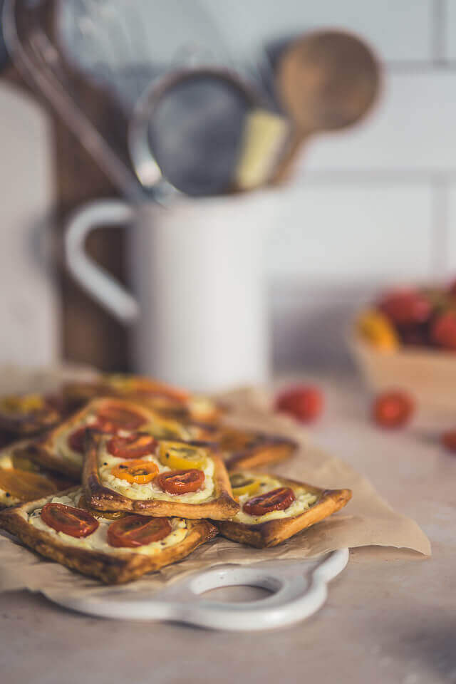 schnelle blaetterteig tartes mit tomaten linalsbackhimmel 3