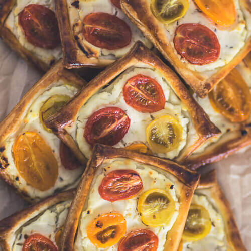 Schnelle Blätterteig-Tartes mit Tomaten