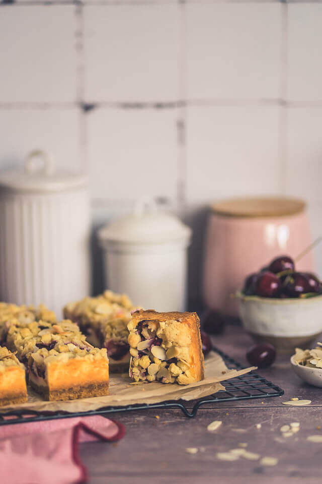 kirsch kaesekuchen mit mandel streusel linalsbackhimmel 12