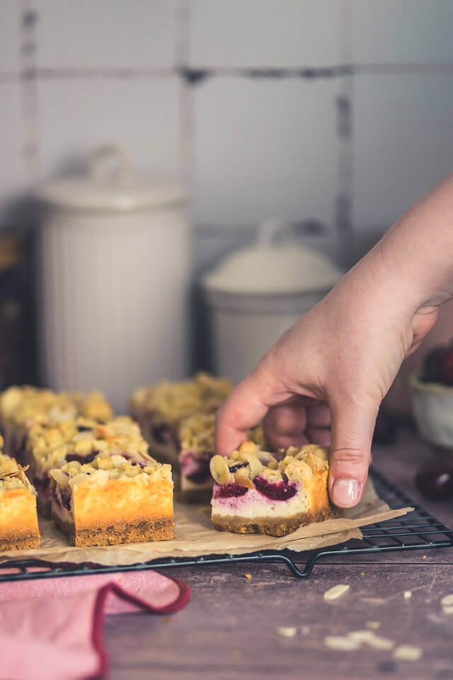 kirsch kaesekuchen mit mandel streusel linalsbackhimmel 23