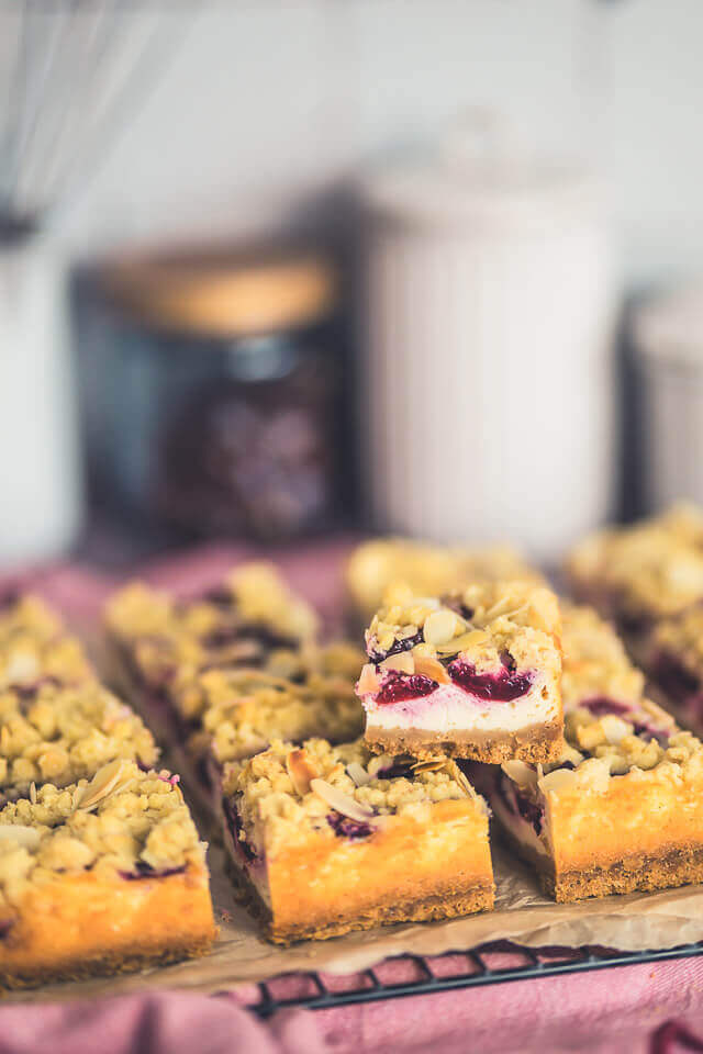 kirsch kaesekuchen mit mandel streusel linalsbackhimmel 4