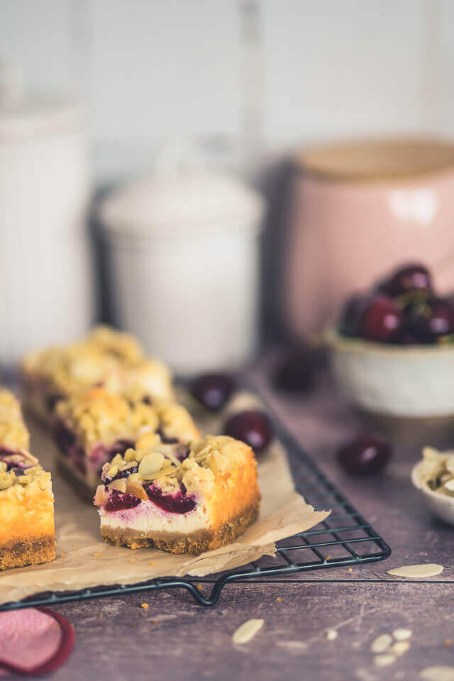 kirsch kaesekuchen mit mandel streusel linalsbackhimmel 8