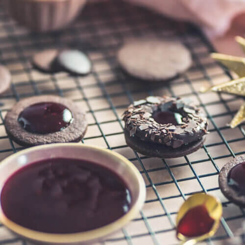 Schoko-Kirsch-Plätzchen Zwarte koekjes met kersensaus en decoratie