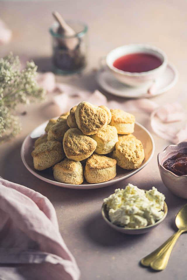 Mini Scones mit Clotted Cream & Erdbeermarmelade mini scones linalsbackhimmel 1