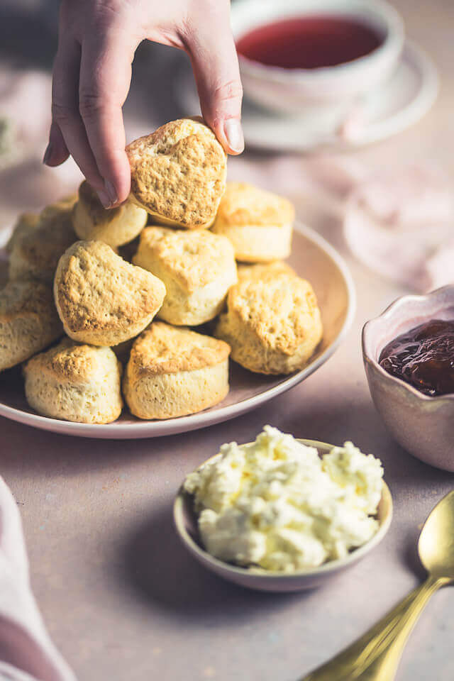 Mini Scones mit Clotted Cream & Erdbeermarmelade mini scones linalsbackhimmel 13