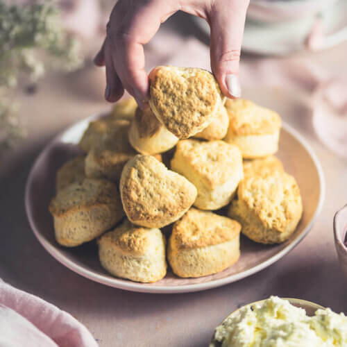 Mini Scones mit Clotted Cream & Erdbeermarmelade