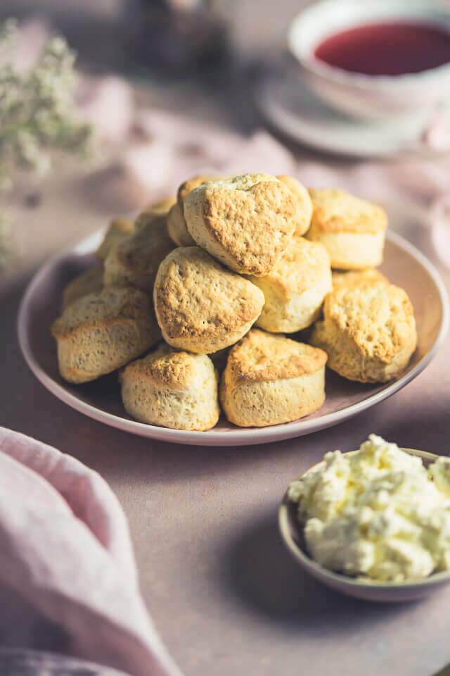 Mini Scones mit Clotted Cream & Erdbeermarmelade mini scones linalsbackhimmel 7