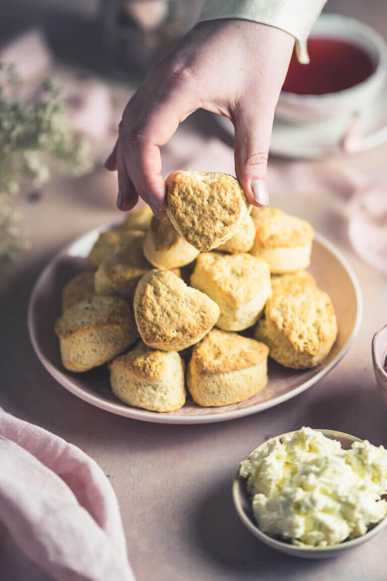 Mini Scones mit Clotted Cream & Erdbeermarmelade Mini Scones mit Clotted Cream & Erdbeermarmelade