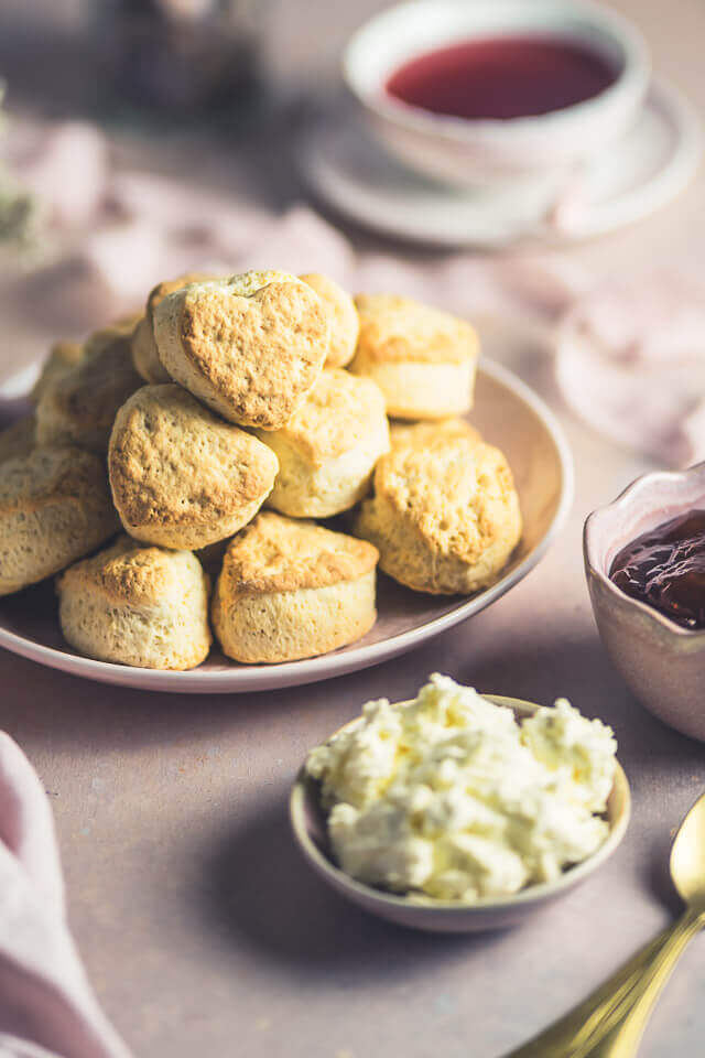 Mini Scones mit Clotted Cream & Erdbeermarmelade Mini Scones mit Clotted Cream & Erdbeermarmelade