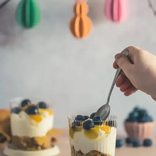 Carrot Cake Trifle Carrot Cake Trifle einfach im Glas geschichtet und mit Blaubeeren dekoriert
