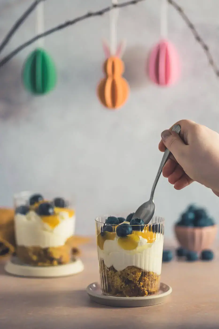 Carrot Cake Trifle Carrot Cake Trifle einfach im Glas geschichtet und mit Blaubeeren dekoriert