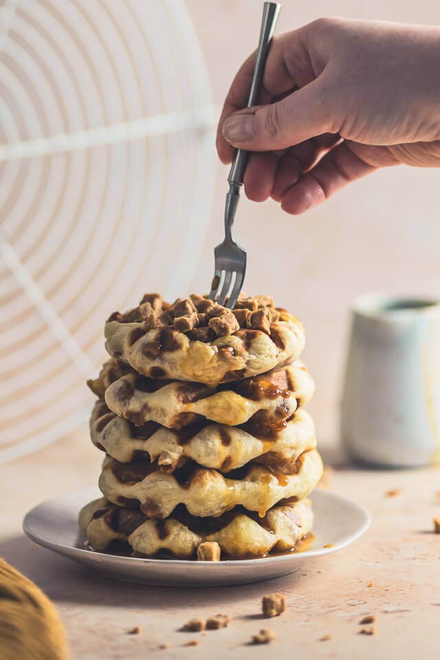 Hefewaffeln mit Salted Caramel hefewaffeln mit salted caramel linalsbackhimmel 13