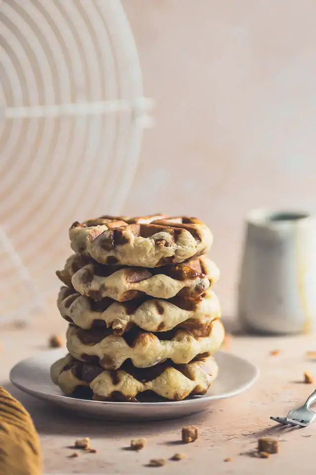 Hefewaffeln mit Salted Caramel Fluffige Hefewaffeln mit Salted Caramel, auf einem Teller gestapelt
