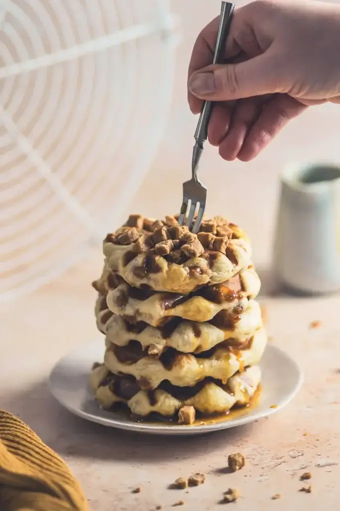 Hefewaffeln mit Salted Caramel Fluffige Hefewaffeln mit Salted Caramel, auf einem Teller gestapelt