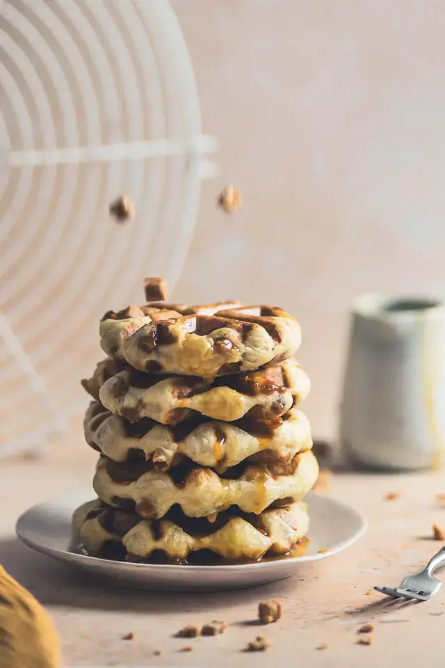 Hefewaffeln mit Salted Caramel Fluffige Hefewaffeln mit Salted Caramel, auf einem Teller gestapelt