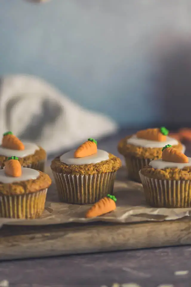 Rübli-Muffins – saftige Karottenmuffins mit Nüssen Saftige Rübli-Muffins mit Nüssen, auf Holzbrett