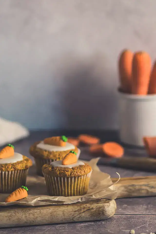 Rübli-Muffins – saftige Karottenmuffins mit Nüssen Saftige Rübli-Muffins mit Nüssen, auf Holzbrett