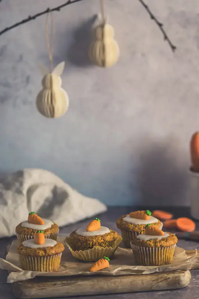 Rübli-Muffins – saftige Karottenmuffins mit Nüssen Saftige Rübli-Muffins mit Nüssen, auf Holzbrett