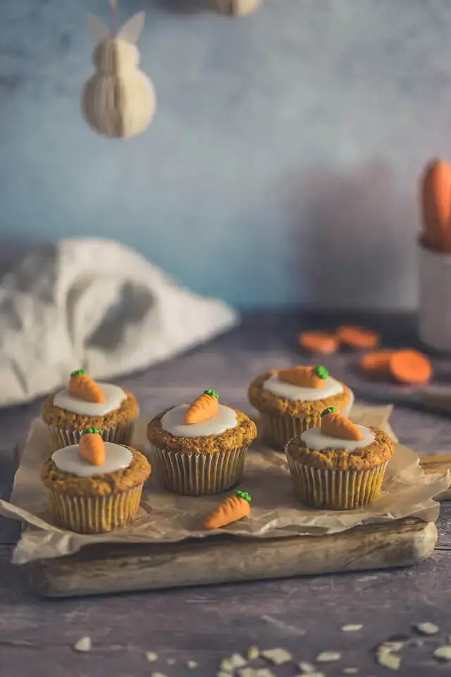 Rübli-Muffins – saftige Karottenmuffins mit Nüssen Saftige Rübli-Muffins mit Nüssen, auf Holzbrett