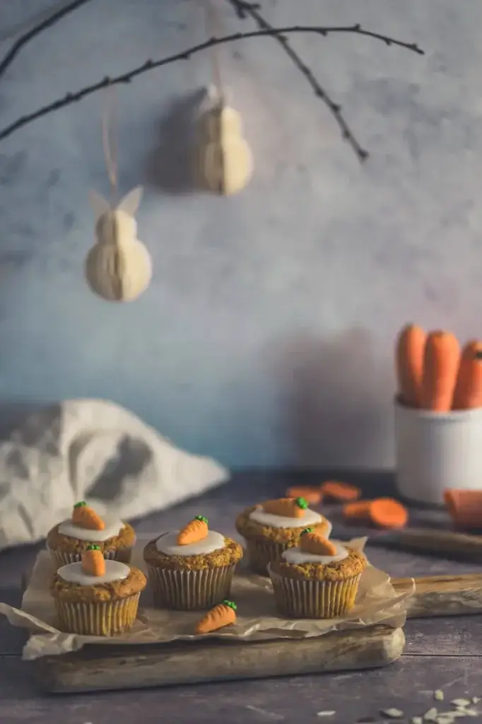 Rübli-Muffins – saftige Karottenmuffins mit Nüssen Saftige Rübli-Muffins mit Nüssen, auf Holzbrett