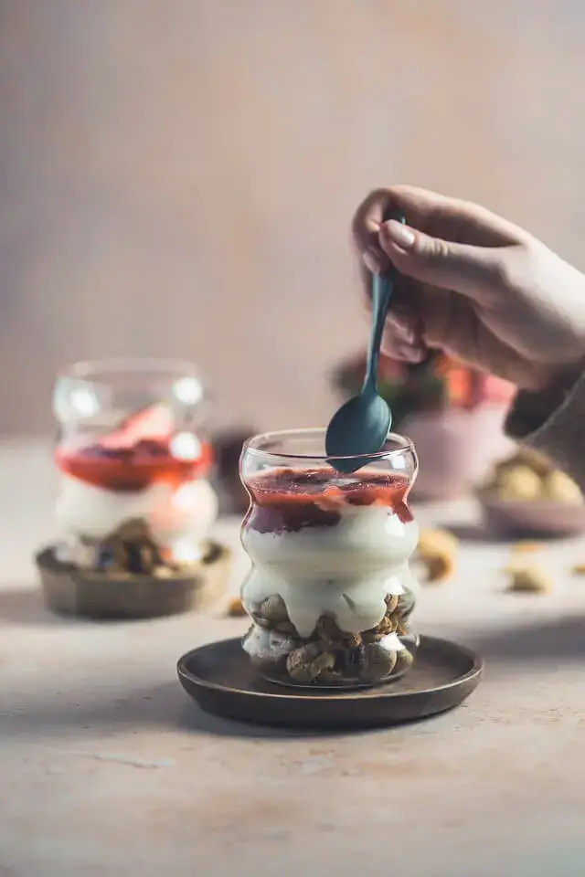 Erdbeer-Rhabarber-Joghurt-Dessert erdbeer rhabarber joghurt dessert linalsbackhimmel 13