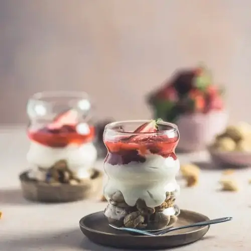 Erdbeer-Rhabarber-Joghurt-Dessert